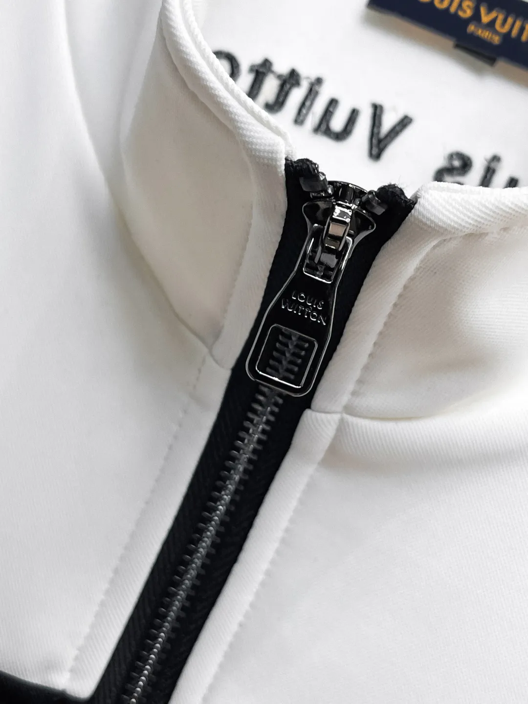 🅿️720 LV 2025 autumn and winter new counter casual suit of the same style, breathable, comfortable and casual! Full of high-end feel! The details are exquisite and high-end, and the workmanship is impeccable! The original high-end fabric is very high-end! The fabric is crisp, anti-wrinkle and wear-resistant, warm, neat and stylish. Everyone must buy a set this autumn and winter. They must look cool and handsome when wearing it. We specially recommend the size M-3XLC30